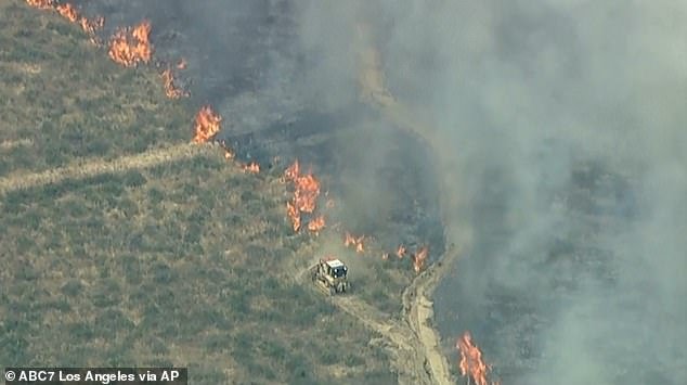 Miles de californianos fueron evacuados cuando los vientos de Santa Ana alimentaron dos incendios forestales de rápida propagación