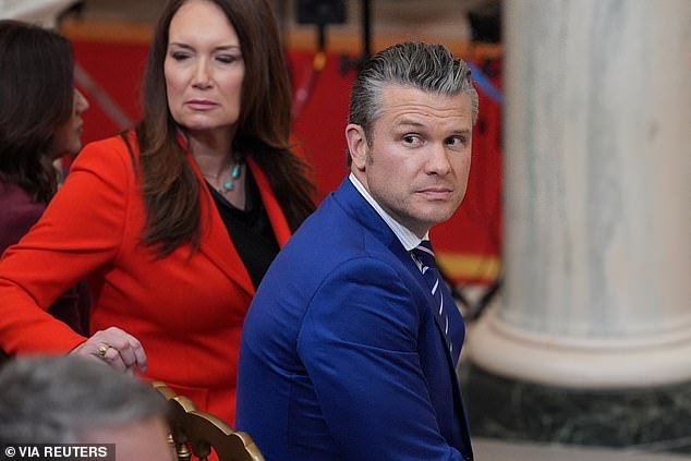 El ‘paranoico’ Pete Hegseth despidió al oficial de mayor rango del ejército estadounidense en la guerra de Irán ‘porque estaba amenazado por él’