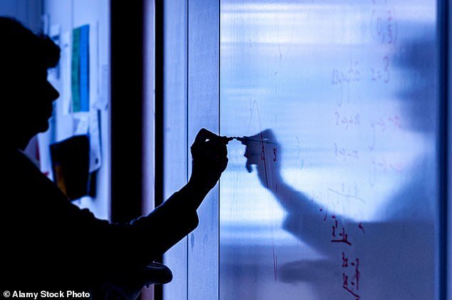 El sindicato advierte que las escuelas se enfrentan a una “crisis de masculinidad” con casi una cuarta parte de las profesoras quejándose de la misoginia de los estudiantes