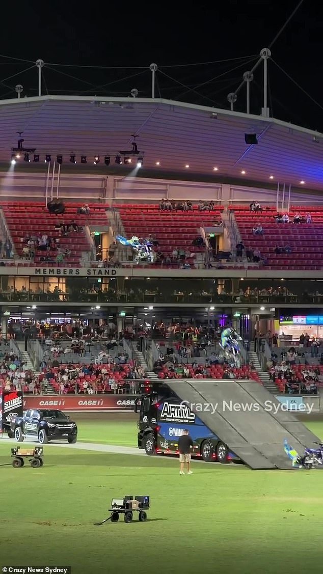Las multitudes quedan atónitas cuando el Sydney Royal Easter Show se ve sacudido por dos horribles incidentes en tan solo unas horas.