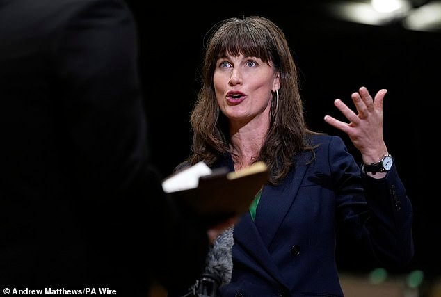 La vicepresidenta del Partido Verde admite que desconoce los planes de su partido de limitar la velocidad en las autopistas a 90 km/h