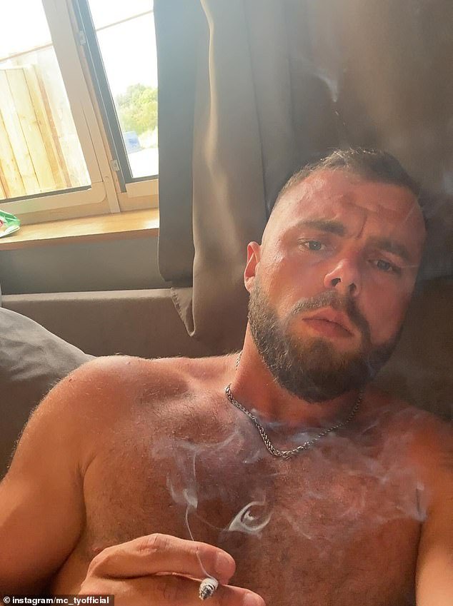 El hombre que encontró muertas a su madre y a su hermana adolescente en su furgoneta de hamburguesas está siendo encarcelado por una campaña “humillante” de abuso contra su novia, después de que un juez dictaminara que el trauma de su muerte “no era excusa”.