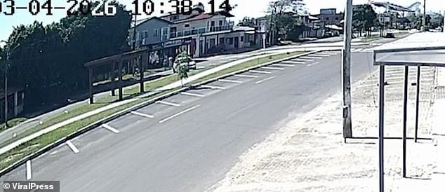 Momento terrible: Avión se estrella contra un restaurante, estalla en llamas y mata a cuatro personas