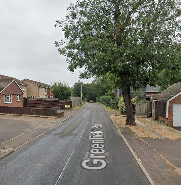 Un hombre y una mujer arrestados después de que un adolescente muriera en un accidente en el que un “auto atropelló a un niño que iba en bicicleta y scooter”