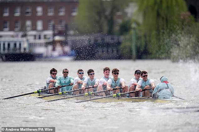 La Universidad de Cambridge GANA la 171ª regata masculina en Londres, continuando con su excelente temporada, después de que las mujeres de Oxford se adjudicaran la victoria en un evento anterior.