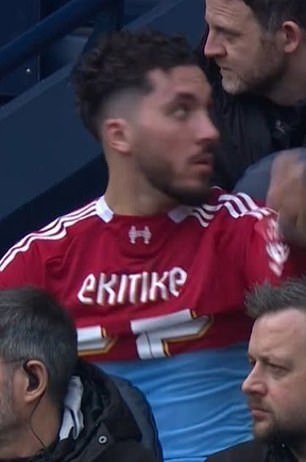 Rayan Cherki está listo para quitarse la camiseta del Liverpool después de enojar al cuerpo técnico del Manchester City al usarla en el banco después de intercambiarla con su compañero suplente Hugo Ekitike en un extraño incidente, cuando los fanáticos criticaron al delantero de los Rojos.