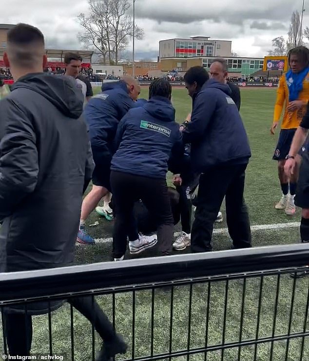 En ese momento, el entrenador de fútbol cae “como un saco de patatas” después de recibir un “cabezazo” del técnico contrario durante una pelea desgarradora en un partido fuera de la liga.