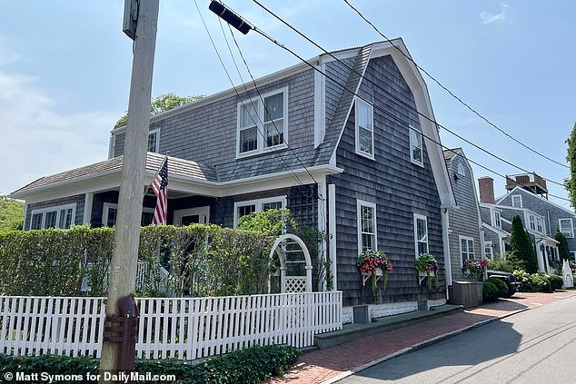 Bill Belichick ha sido demandado por 300.000 dólares por un pintor que dice que resultó gravemente herido en el trabajo por 5 millones de dólares. Bicicleta estática en Nantucket, de 73 años, comparte apartamento con su novia animadora Jordon Hudson, de 24