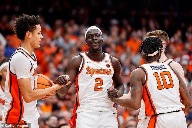 La devastadora noticia de un jugador de baloncesto universitario cuando se entera de que será deportado por ICE