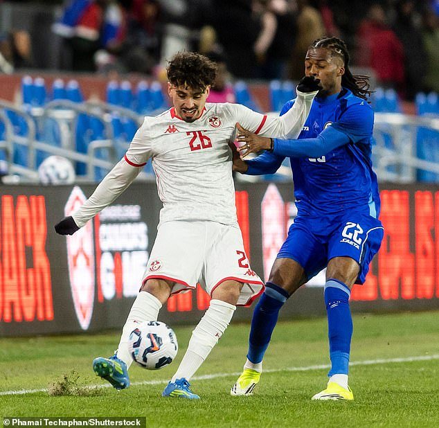 Tounekti aconseja a los escoceses que tomen un vuelo a Estados Unidos… ¡y les explica a sus compañeros del Celtic cómo hacerlo!