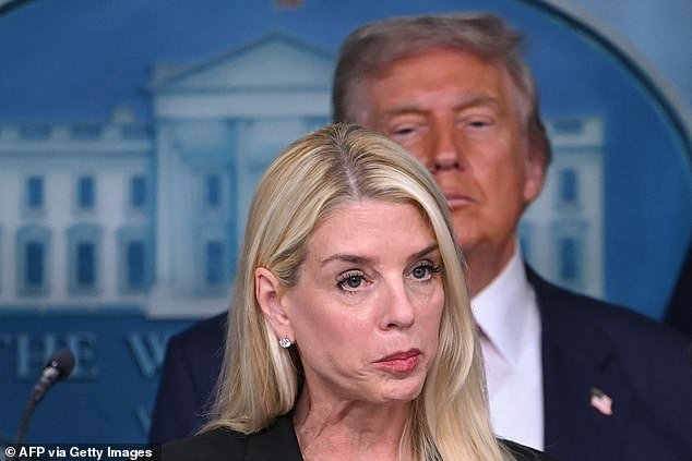 Los dos principales asesores de Trump que es más probable que despida tras la destitución de Pam Bondi, incluida una miembro del gabinete atrapada en un escándalo amoroso.
