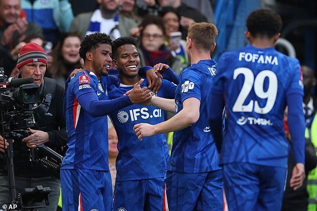 Chelsea 7-0 Port Vale: la estrategia sin riesgos de Liam Rosenior da sus frutos mientras las estrellas de los Blues alivian la presión sobre el técnico criticado después de una semana difícil al avanzar a las semifinales de la Copa FA
