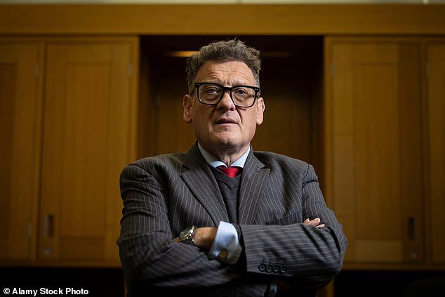 El parlamentario laborista suspendido afirma ser el número 10 detrás de las difamaciones sobre su salud mental después de desafiar a Starmer sobre las reformas del jurado.