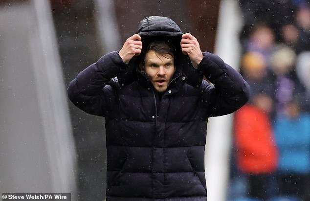 NO MIRAR AHORA: Danny Rohl observa a los Rangers subir a la cima… pero admite que se desconectará cuando los rivales por el título Hearts y Celtic estén en acción.