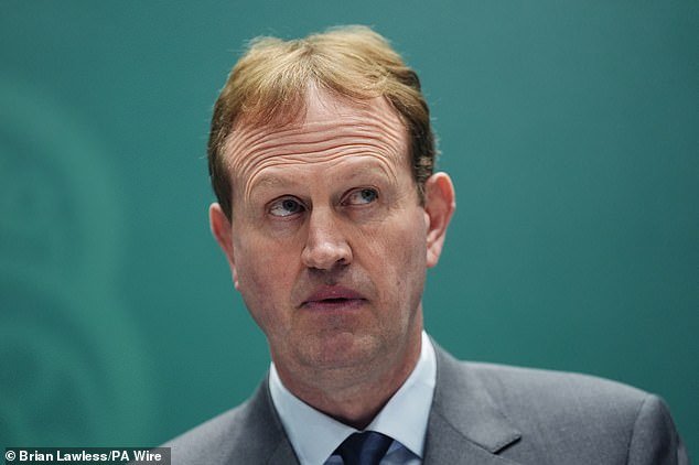 EXCLUSIVO El plan secreto del Gobierno para evitar que nadie se oponga a siete nuevos centros de asilo DE GRAN TAMAÑO en todo el país REVELADO