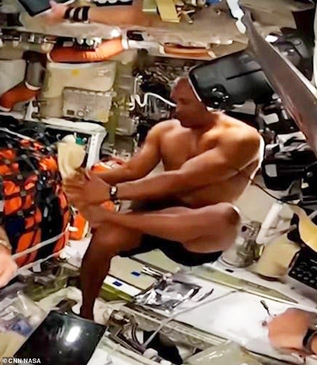 Es un gran placer para las mujeres cuando el musculoso astronauta Victor Glover es captado por la cámara tomando una “ducha espacial” después del entrenamiento.