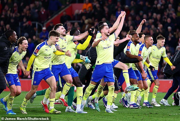 Southampton 2-1 Arsenal: Los Saints recuperan el espíritu de 1976 para sorprender a los Gunners mientras el equipo de Mikel Arteta sufre otro golpe en su reciente derrota en la copa, escribe OLIVER HOLT