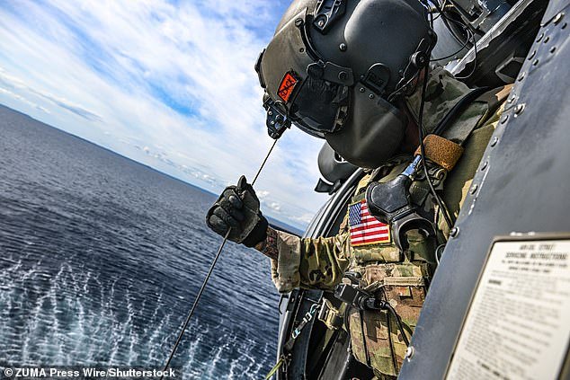 Cuando los iraníes se acercaron, una unidad de élite de tropas de rescate estadounidenses se abalanzó bajo un intenso fuego para capturar al piloto varado: IAN GALLAGHER.