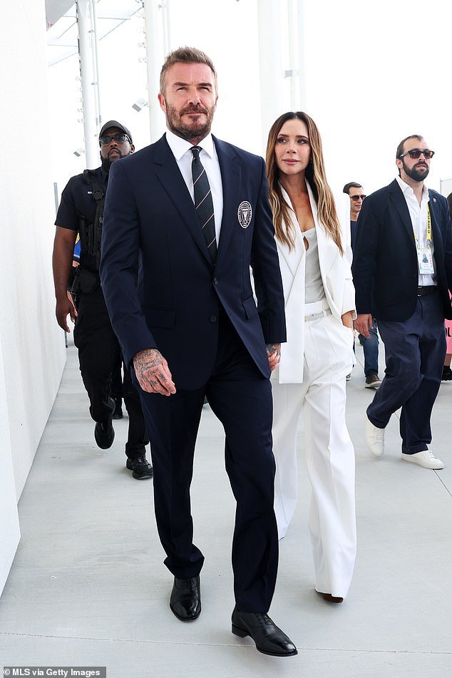 Victoria Beckham luce elegante y sin esfuerzo con un traje blanco mientras camina de la mano de su esposo David a la ceremonia de apertura en el nuevo estadio Freedom Park de su equipo Inter Miami.