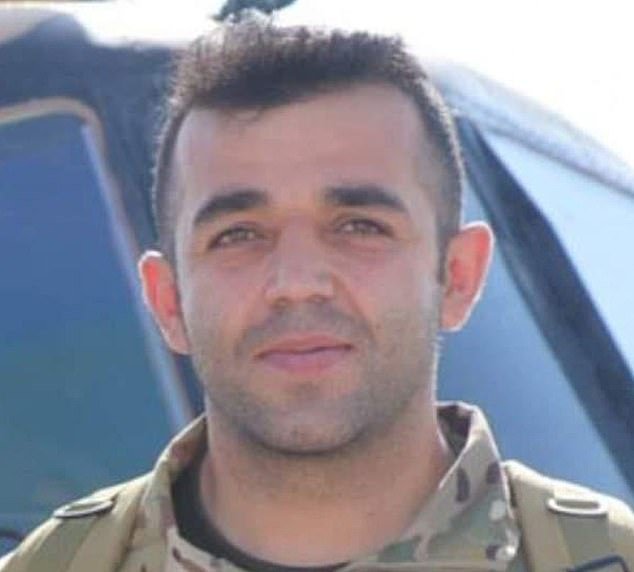 El héroe de guerra afgano que sirvió junto a las tropas británicas lucha por su vida después de un “ataque” en una estación de tren, mientras la policía arresta a dos adolescentes.