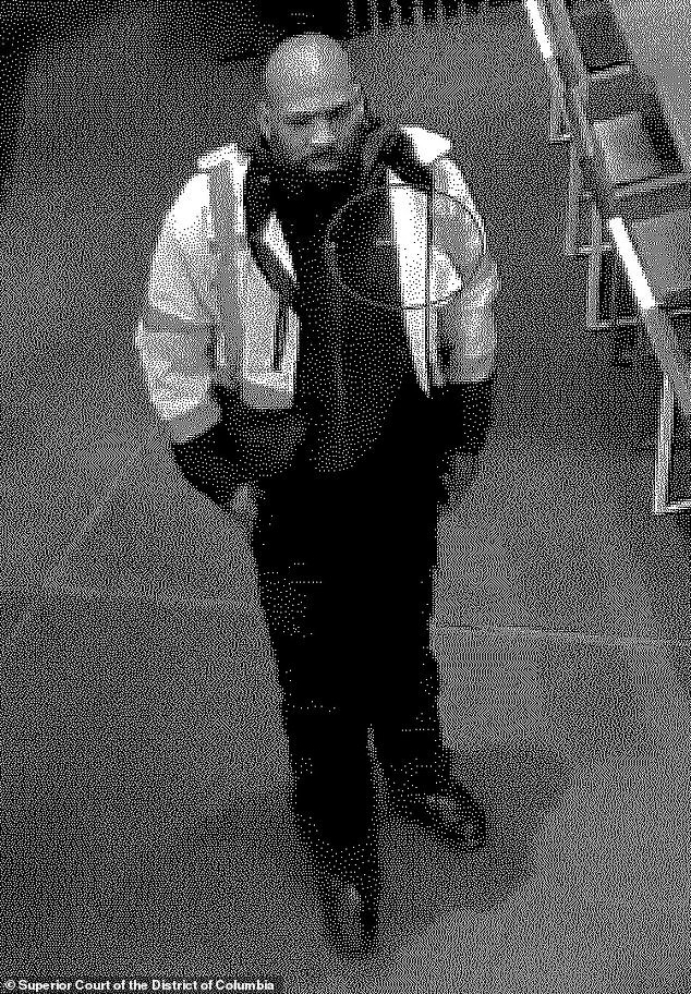 Un hombre quemó, estranguló y golpeó con mancuernas de 25 libras en su exclusivo condominio en D.C. después de que violentos ladrones se aprovecharan de su acto de buen corazón.