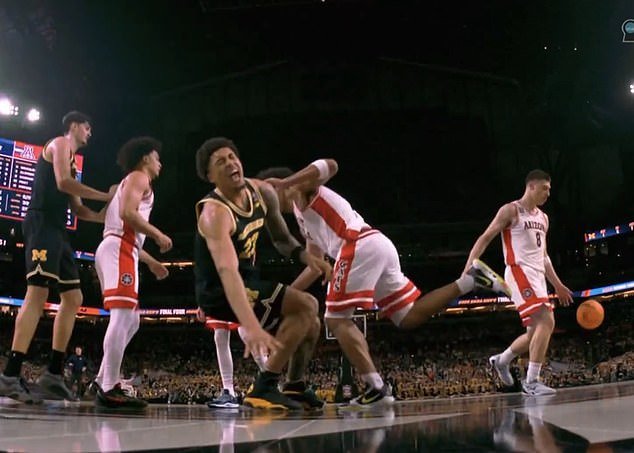 La estrella de Michigan, Yaxel Lendeborg, abandona el duelo de la Final Four contra Arizona tras sufrir una grave lesión en el tobillo.