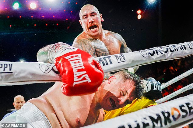 Enorme ex estrella de la NRL logra una brutal victoria por nocaut en el boxeo y luego recibe otro gran golpe con su forma de beber