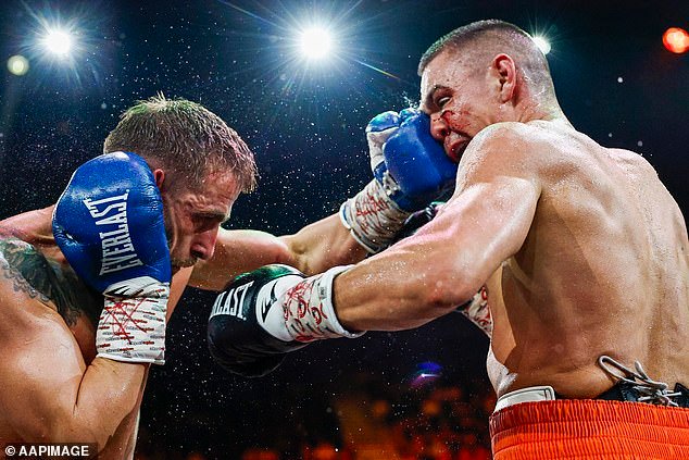 Drama en la victoria de Tim Tszyu en el boxeo cuando queda gravemente herido y Jeff Fenech abandona la pelea.