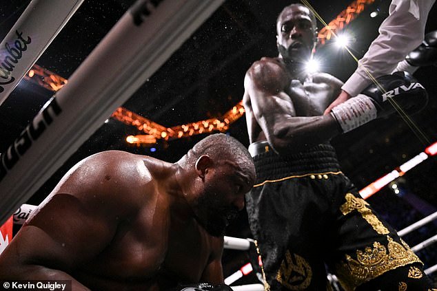 Los fanáticos del boxeo observan el notable momento en que Deontay Wilder le dice a su rival Derek Chisora: “Lo siento, te amo” justo antes de sacarlo del ring a puñetazos.