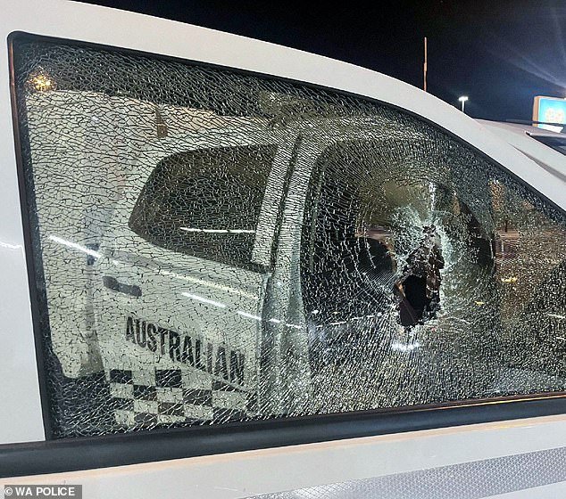 En un extraño tiroteo en un aeropuerto australiano, un pasajero supuestamente rompió la ventana de una patrulla con una piedra antes de intentar escapar en un autobús