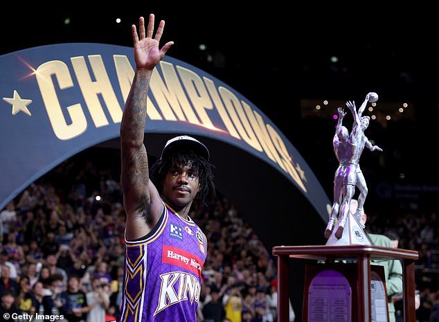 Momento vergonzoso: el trofeo del campeonato de la NBL se hace añicos cuando lo levantan en alto durante las celebraciones de los Sydney Kings luego de su sorprendente derrota en tiempo extra ante los Adelaide 36ers.