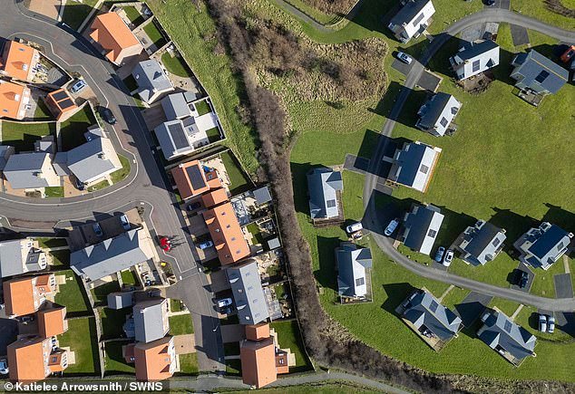 Revelado: El pueblo costero, donde se prohibieron las nuevas casas de vacaciones, ahora está dividido en dos asentamientos