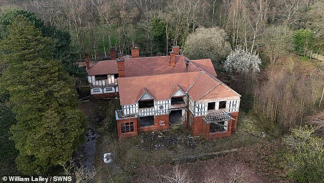 Enorme mansión de 10 millones de libras abandonada por el gobierno iraní en una zona popular entre los futbolistas