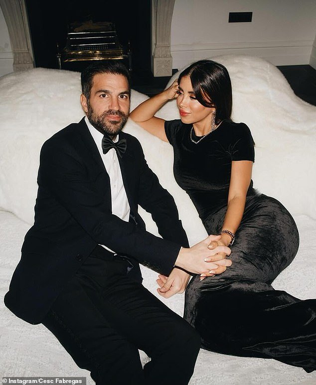 Sus colegas lo llaman “idiota infantil” y los críticos dicen que es irrespetuoso y arrogante, pero Cesc Fábregas es como Pep Guardiola hace 10 años. Así es como está afectando al fútbol italiano y por qué los clubes de la Premier League están tomando nota