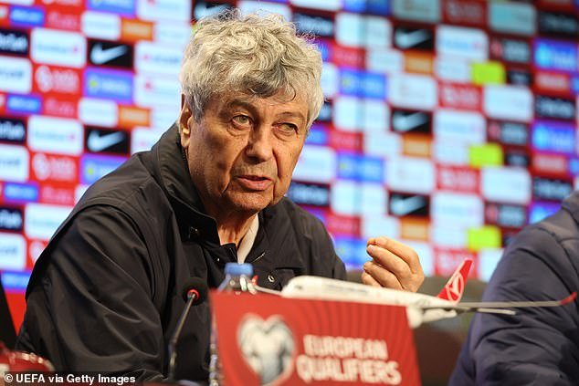 El hijo del entrenador de fútbol del ex entrenador de la Champions abandona el derbi de su equipo y corre junto a la cama de su padre porque le quedan “pocos días” de vida y está en coma tras un infarto