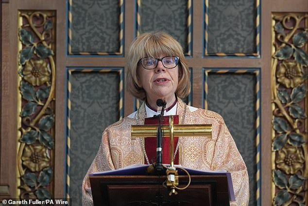 La primera arzobispo de Canterbury pide oraciones por el “fin de la violencia y la destrucción en Oriente Medio” en su primer sermón de Pascua