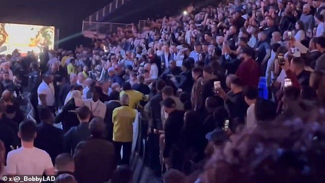 La pelea de peso pesado entre Derek Chisora y Deontay Wilder se ve empañada por los fanáticos de la LUCHA en las gradas del O2 Arena, mientras la seguridad interviene para escoltar a los apostadores.