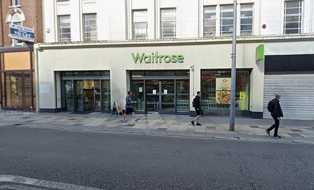 El veterano de 17 años de Waitrose fue despedido después de atacar a un ladrón que quería robar huevos de Pascua.