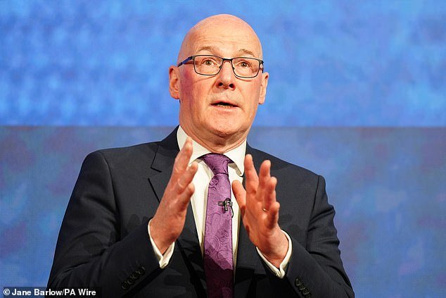 STEPHEN DAISLEY: Lo siento, Sr. Swinney, pero usted ES la crisis del costo de vida.