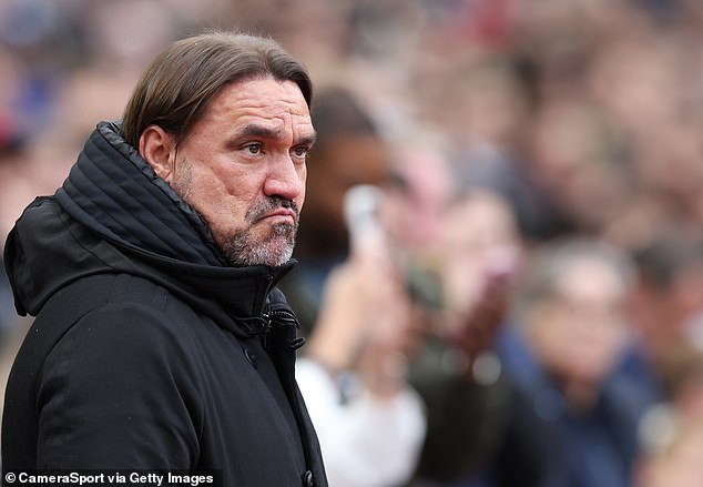 El técnico del Leeds, Daniel Farke, quedó atónito después de la inusual discusión en el estadio antes de su victoria en la tanda de penales de la Copa FA sobre el West Ham.
