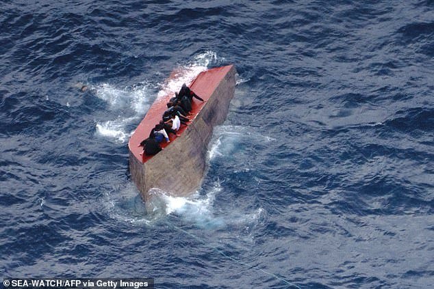 Se teme que más de 70 inmigrantes hayan muerto después de que un pequeño barco lleno de gente volcara frente a la costa de Libia