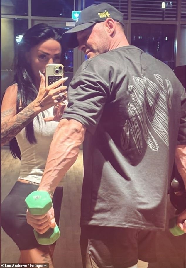 El marido de Katie Price, Lee Andrews, comparte otro clip generado por IA en el que aparece “comprando” en M&S a pesar de tener prohibido salir de Dubái.