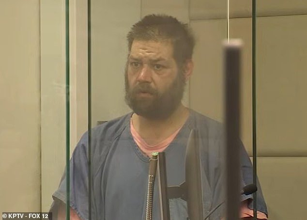 El intruso gritó palabras impactantes justo antes de intentar violar a una madre que sostenía a su bebé en el dormitorio.