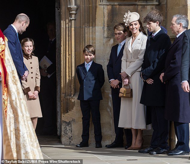 El hijo de 18 años del Príncipe Eduardo y Sophie, James, Conde de Wessex, ocupa un lugar destacado en el servicio del Domingo de Pascua mientras sonríe junto a Kate y William en una rara salida real.