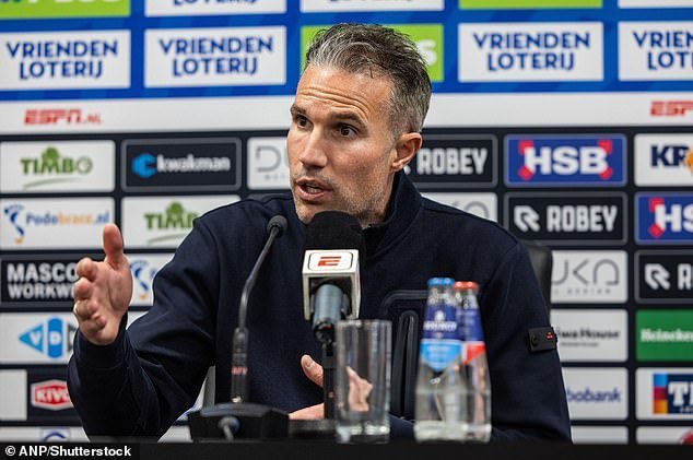 Robin van Persie atacó los brutales gritos de tres palabras de los fanáticos enojados del Feyenoord mientras aumenta la presión sobre la leyenda del Man United después de que Raheem Sterling & Co. luchara por lograr un empate 0-0 contra los candidatos al descenso.