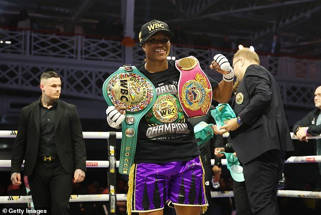 Caroline Dubois se convierte en campeona unificada de peso ligero: la británica domina a Terri Harper en el primer show en el Reino Unido de la promoción MVP de Jake Paul, mientras ella revela planes para asegurar el estatus indiscutible.