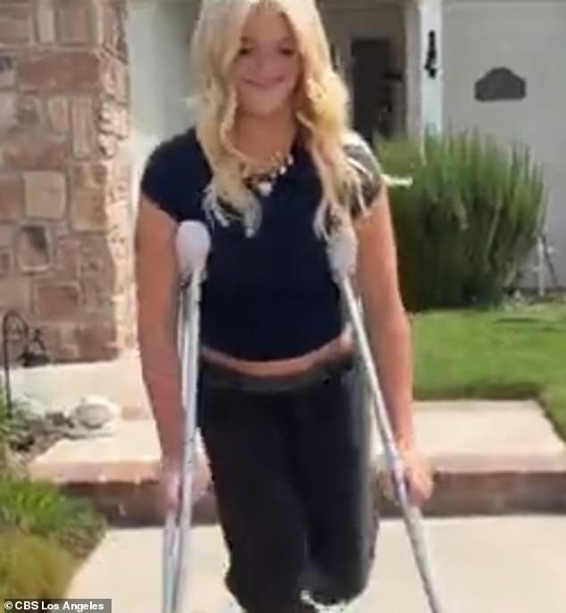 Una adolescente tuvo que luchar por su vida tras ser mordida por una serpiente de cascabel venenosa durante un paseo en bicicleta.