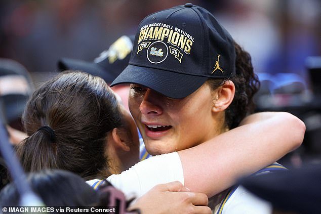 La heroína de March Madness, Lauren Betts, llora mientras habla de sus problemas de salud mental antes de ganar el campeonato nacional.