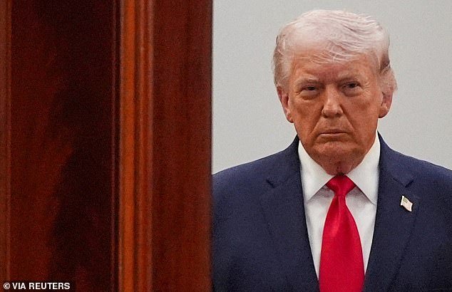 Trump dice que los civiles iraníes quieren que Estados Unidos desate su poder militar mientras amenaza con destruir “todas las centrales eléctricas” y no dejar puentes en pie.