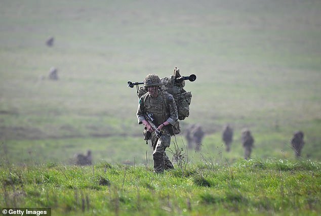 Los laboristas acusados de indecisión sobre el proyecto de ley de financiación de la guerra: los planes para fortalecer la defensa británica se pospondrán hasta el próximo año a pesar del conflicto generalizado